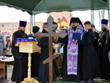 Епископ Корнилий освятил крест на месте строительства нового храма