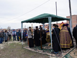 Епископ Корнилий освятил крест на месте строительства нового храма