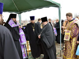 Епископ Корнилий освятил крест на месте строительства нового храма