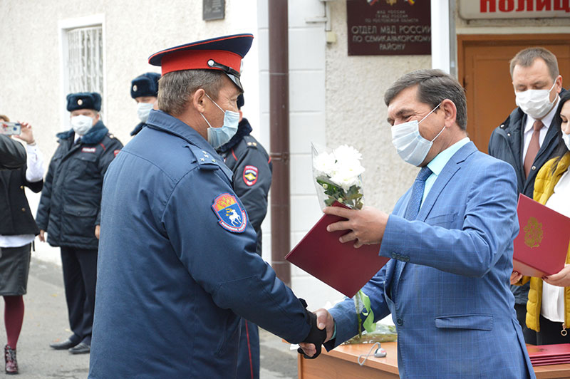 Сотрудники семикаракорской полиции принимали поздравления с профессиональным праздником