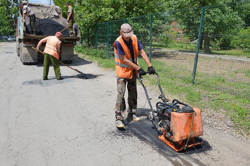 На дорогах Семикаракорска обновили разметку