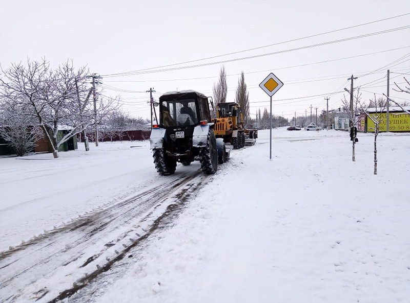 Коммунальные службы продолжают ликвидировать последствия сильного снегопада