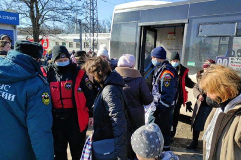 За прошедшие сутки государственную границу РФ пересекло более 15 тысяч эвакуированных жителей Донбасса