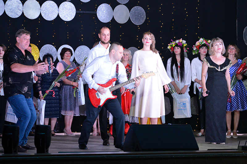 Песни из любимых кинофильмов исполнили дуэты во втором туре городского конкурса «Зажигаем звезды»