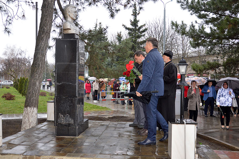 В Семикаракорске почтили память писателя-земляка Виталия Александровича Закруткина