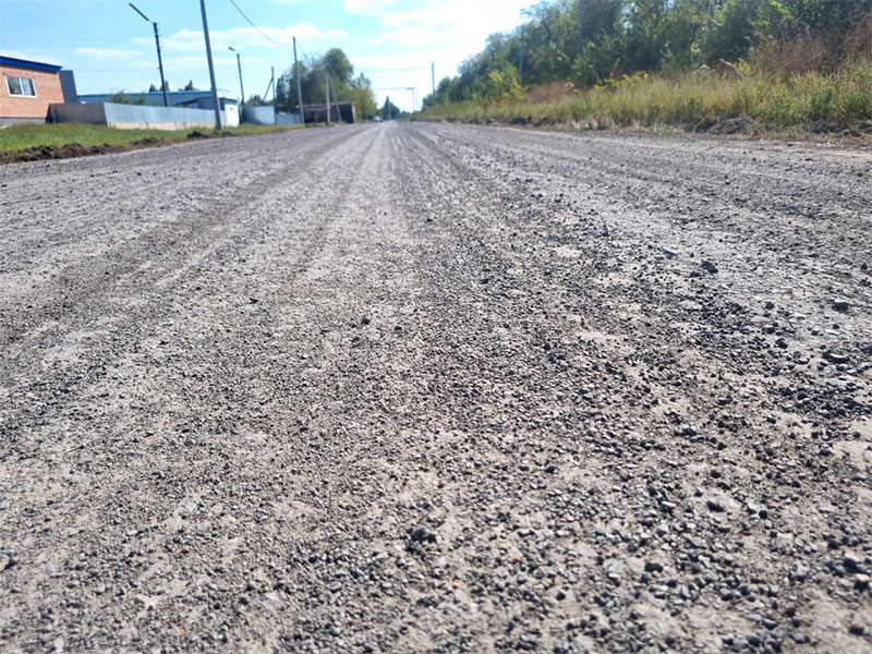 В Семикаракорске ведутся ремонтные работы участков автомобильных дорог на улицах Калинина и Восточная
