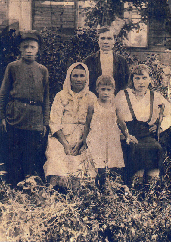 Иван Левченко 14 лет (крайний слева), М.И. Левченко (стоит)
