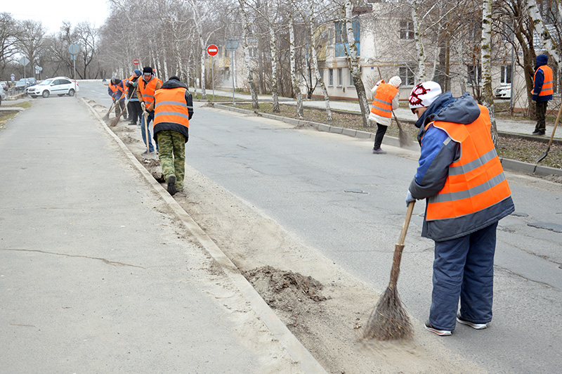 В Семикаракорске продолжаются субботники в рамках областного весеннего месячника чистоты