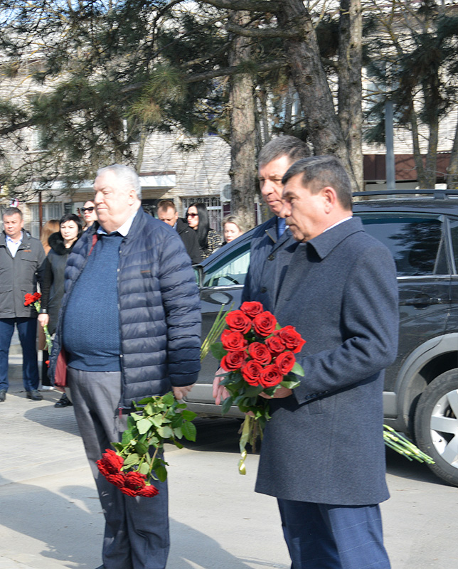 В Семикаракорске состоялось возложение цветов в честь 116-летия донского писателя Виталия Закруткина