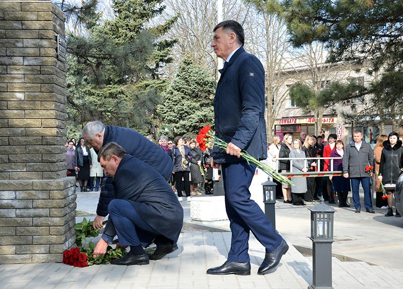 В Семикаракорске состоялось возложение цветов в честь 116-летия донского писателя Виталия Закруткина