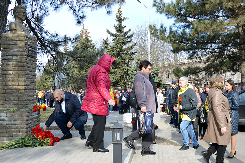 В Семикаракорске состоялось возложение цветов в честь 116-летия донского писателя Виталия Закруткина