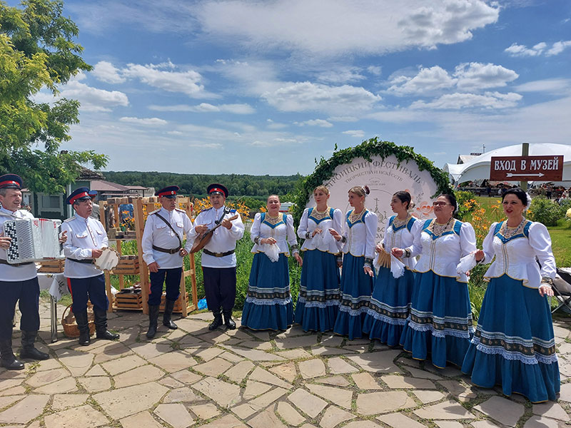 «Беседушка» встречала гостей Троицкого фестиваля «Золотовские купола» 