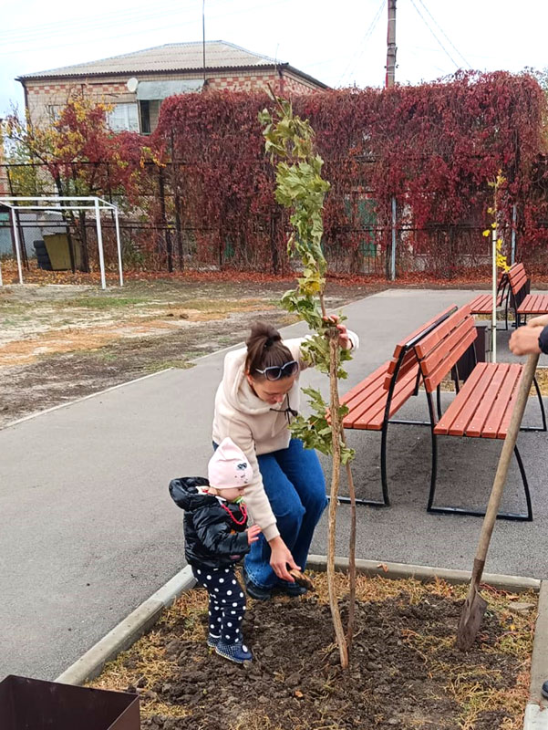 Жители ТОС приняли участие в благоустройстве новой спортивной площадки на ул. Калинина
