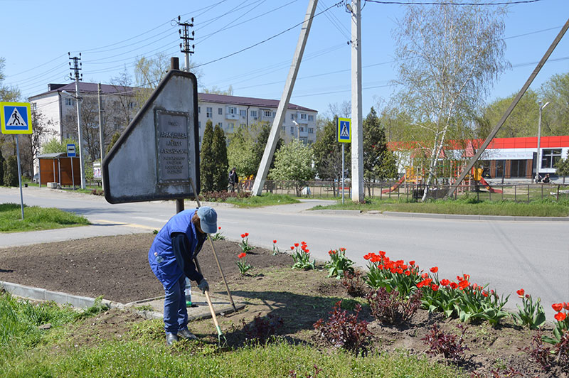 Участники месячника по благоустройству продолжают наводить порядок в родном городе