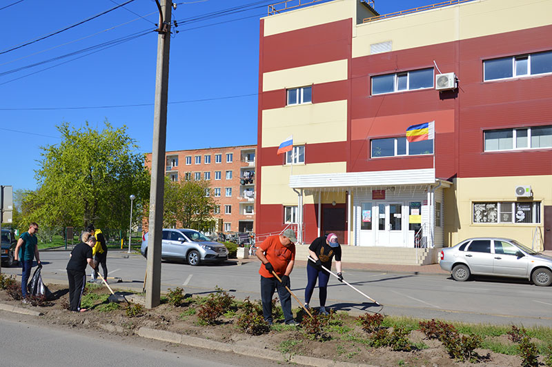 Участники месячника по благоустройству продолжают наводить порядок в родном городе